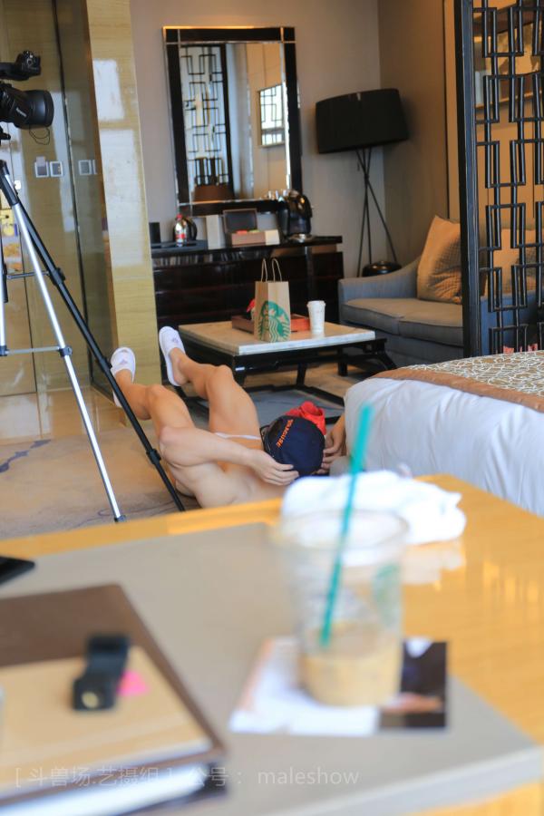 Chinese-maleshow-–--Swimmer-Yong-斗兽场---泳队选手-Yong